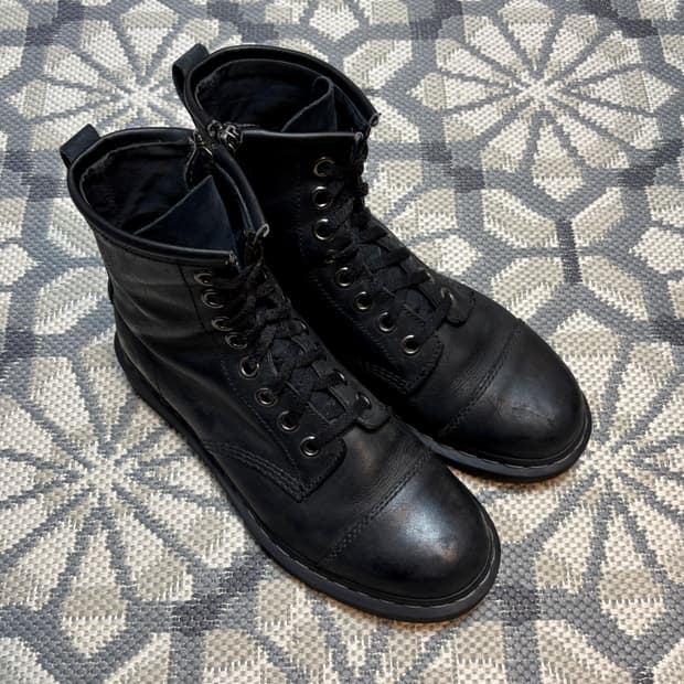 (260) 닥터마틴 메이슨 8홀 사이드집 부츠 블랙