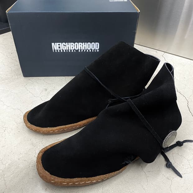 네이버후드 카우하이드 콘초 모크 부츠