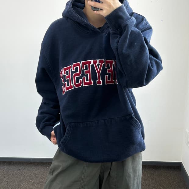 Yeseyesee 예스아이씨 스펠아웃로고 네이비 후드티