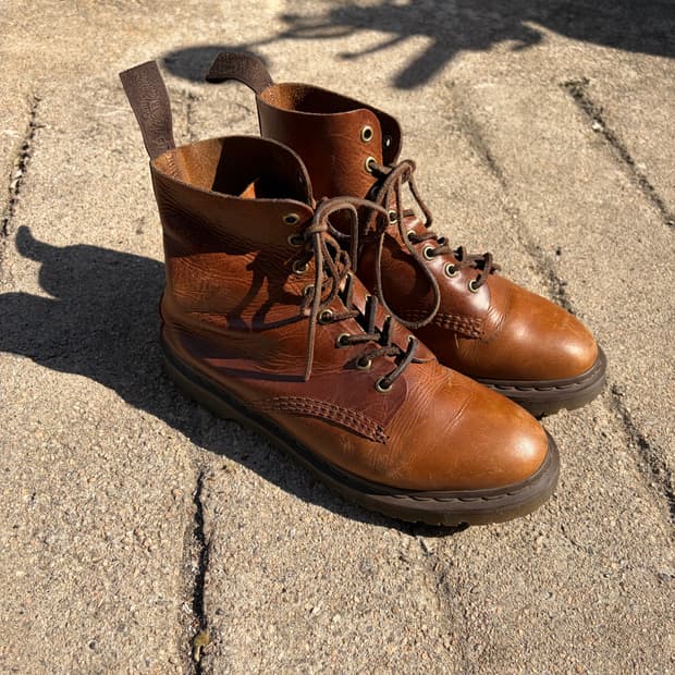260) Dr. Martens 브라운 레더 레이스업 부츠