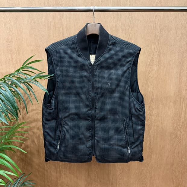 입생로랑 리버시블 패딩 베스트 솔리드 블랙 체크 패턴 로고 디테일 블랙