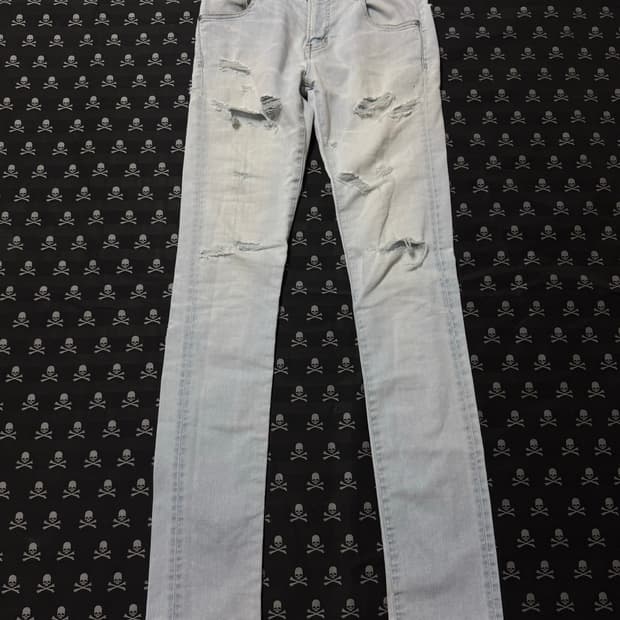“Vanquish” distress damage jean