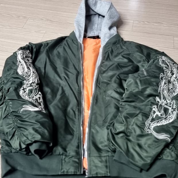 티엠쓰리 곤룡포 자수 후드 MA-1 항공점퍼 카키(100-105)