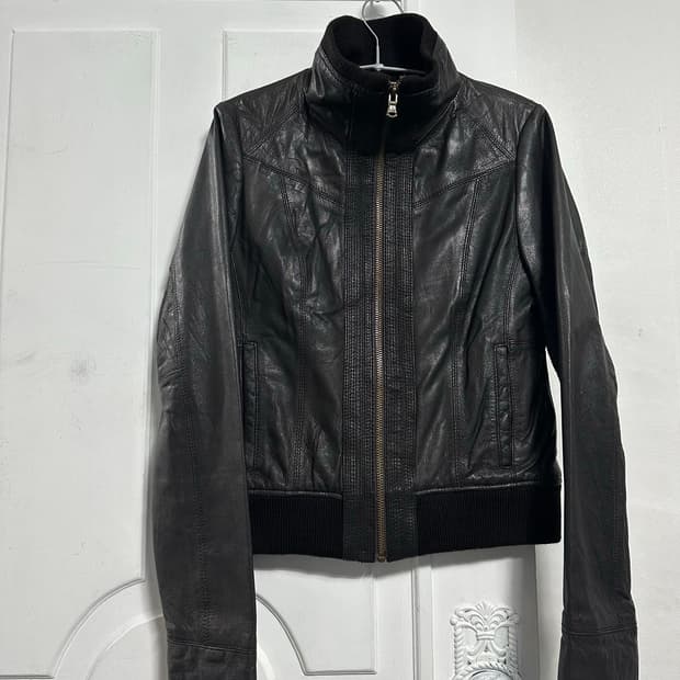 블랙리벳 하이넥 레더 자켓
