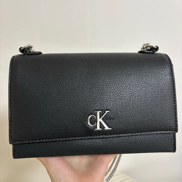 캘빈클라인 미니멀 모노그램 플랩 체인 숄더백