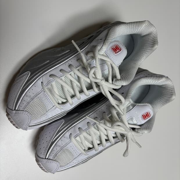 나이키 샥스 R4 화이트 메탈릭 실버 235