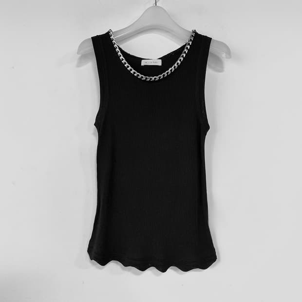 미샤 체인 장식 슬리브리스 니트 탑