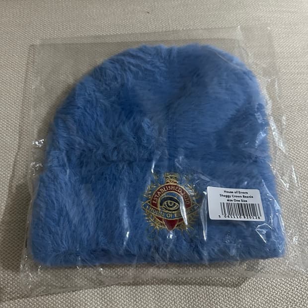 SHAGGY CROWN BEANIE IN BLUE