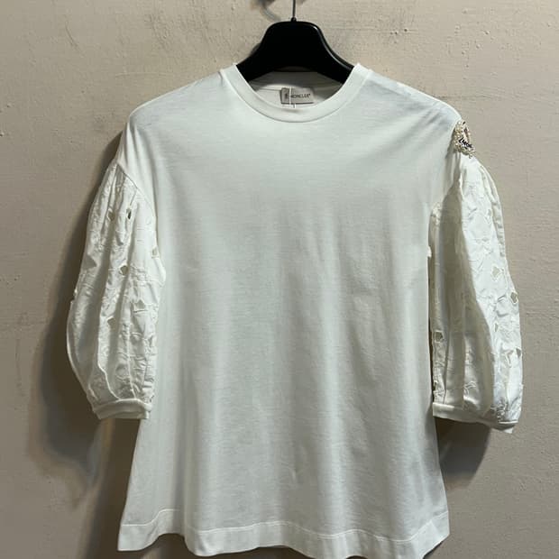 몽클레어 x 시몬 로샤 진주 로고 퍼프 슬리브 티셔츠