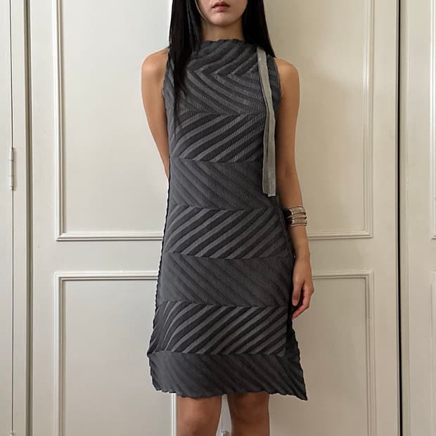 charcoal optical pleated dress