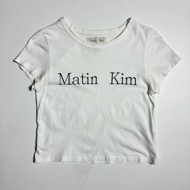 마뗑킴 24SS 화이트 로고 크롭 탑 반팔 티셔츠 R2002