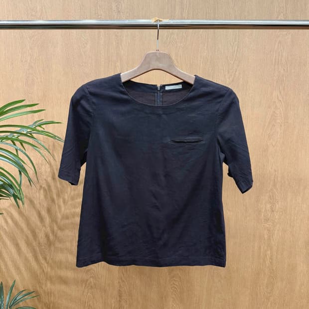 띠어리 럭스 반팔 블라우스 백 지퍼 미니 포켓 디테일 블랙