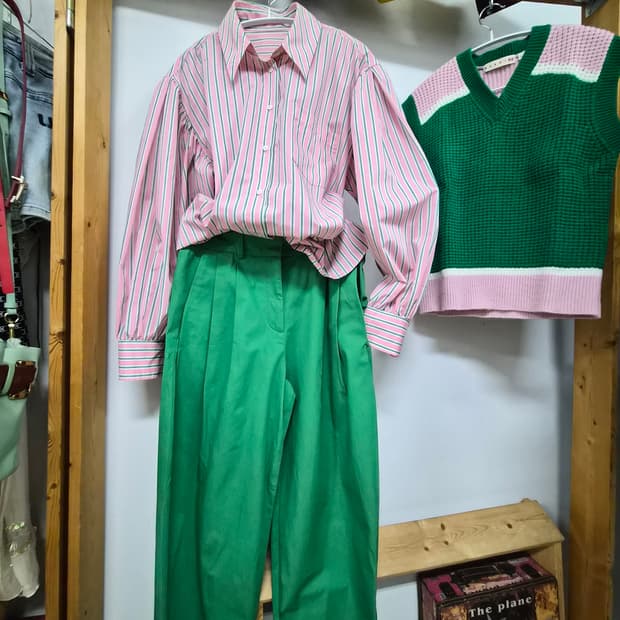 벌룬 스트라이프 셔츠. 2.코스 그린 핀턱 세미배기팬츠