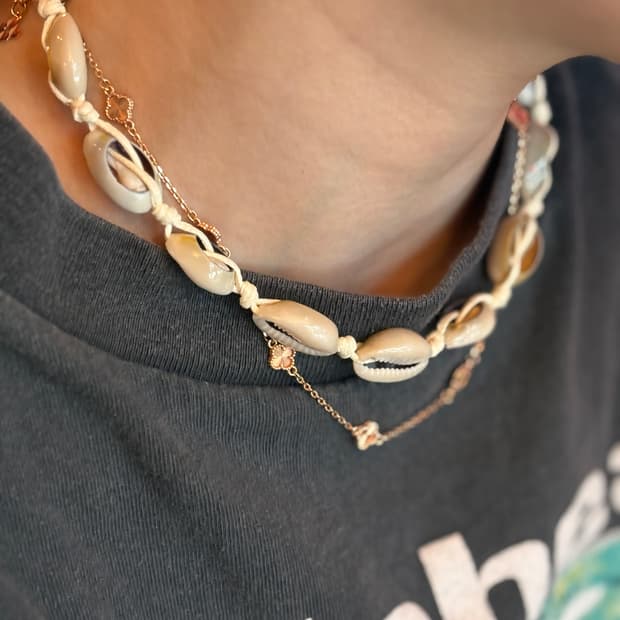 카우리 껍질 목걸이