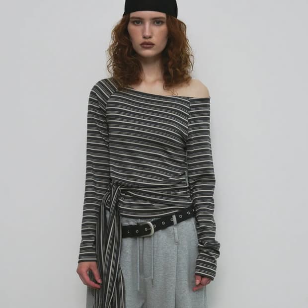 샌드릭 스트라이프 스트랩 긴팔 티셔츠 차콜