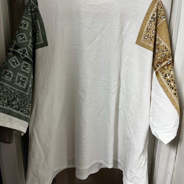 캐피탈 쿠키 반다나 휴즈티