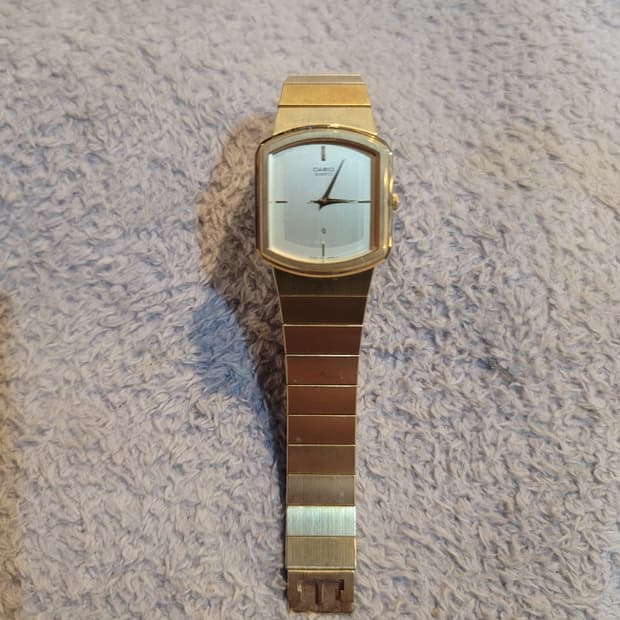 카시오(CASIO)의 빈티지 아날로그 모델인 MQ-3002G