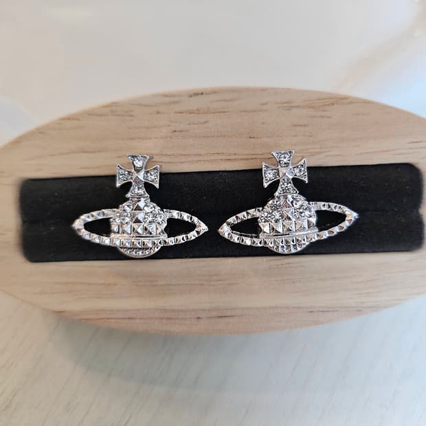 비비안웨스트우드 업사이클링 은장 스터드 귀걸이