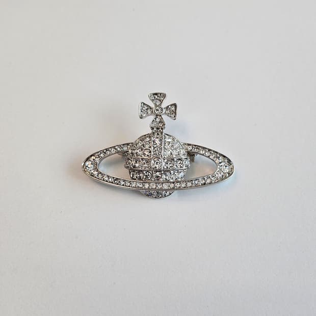 비비안웨스트우드 업사이클링 orb 은장 브로치