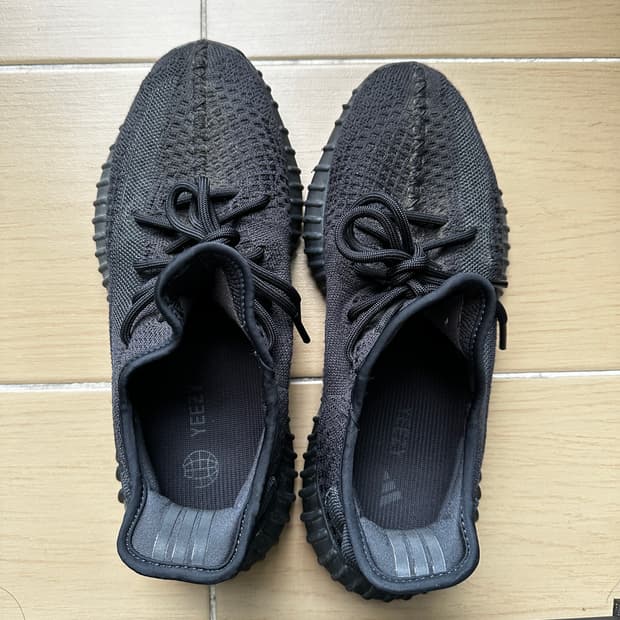 YEEZY BOOST 350 V2