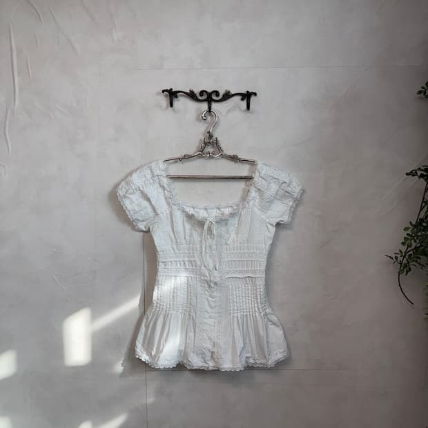 White pleats lace button off shoulder bl