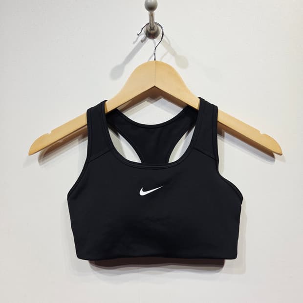 M. 나이키(NIKE) 스우시 베이직 스포츠 브라 블랙