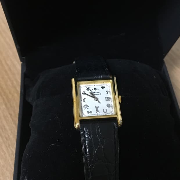 비비안웨스트우드 한정판 시계