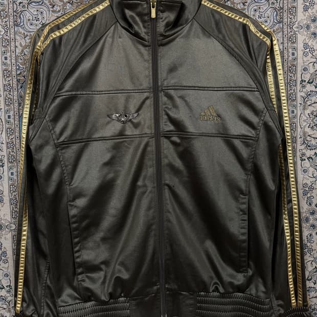 아디다스 카키 골드 Y2K 뱃지 트랙탑져지1607
