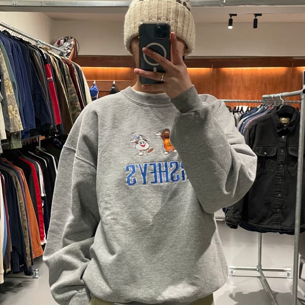 허쉬 자수 맨투맨 티셔츠