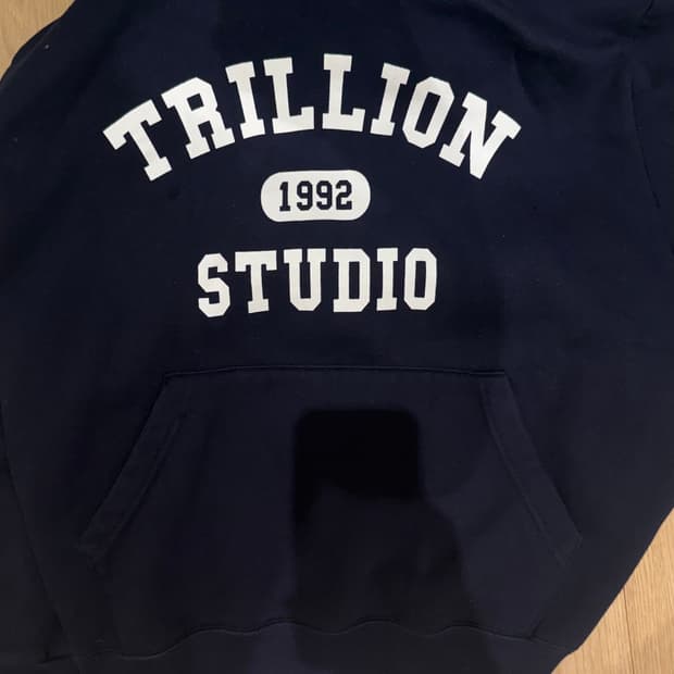 트릴리언 스튜디오 후드티