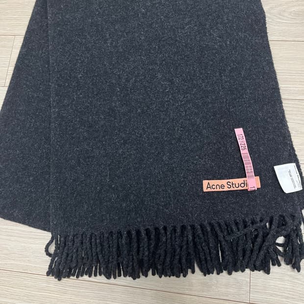 아크네 스튜디오 다크그레이 머플러