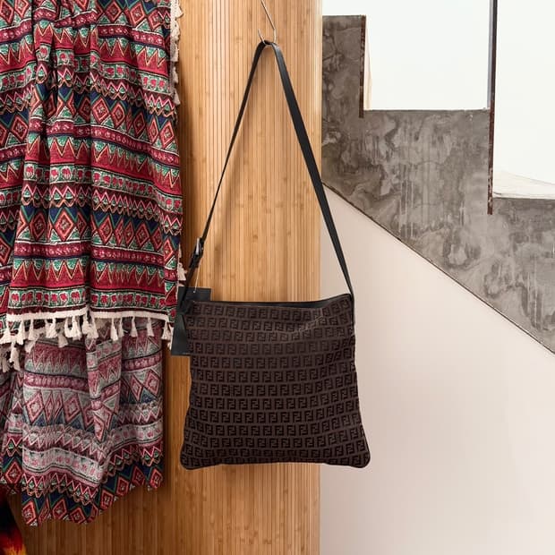 펜디 브라운 주카 캔버스 크로스백