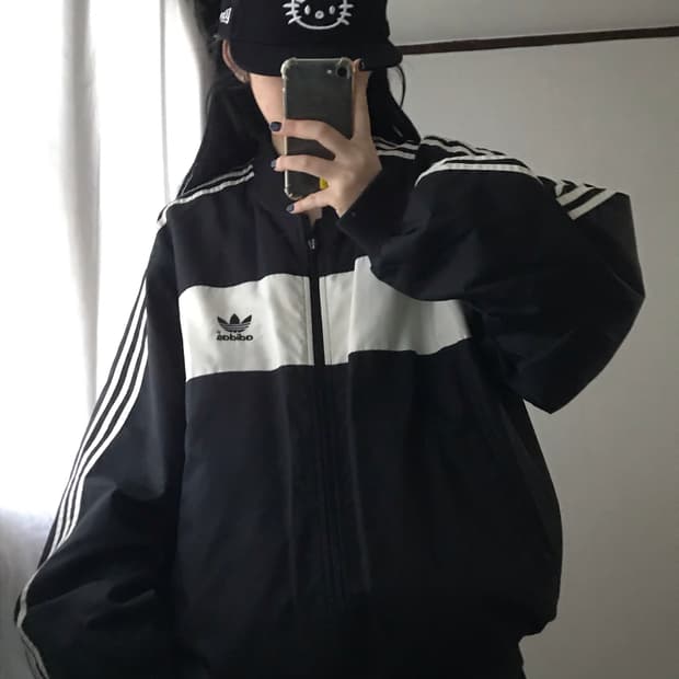 아디다스 90s 흰검 누빔패딩