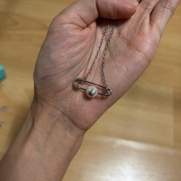 비비안웨스트우드 옷핀 목걸이