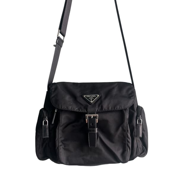 [OS] 프라다 포코노 리나일론 멀티 포켓 버클 크로스백