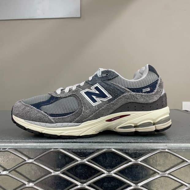 뉴발란스 2002R 캐슬락 쉐도우 그레이 260