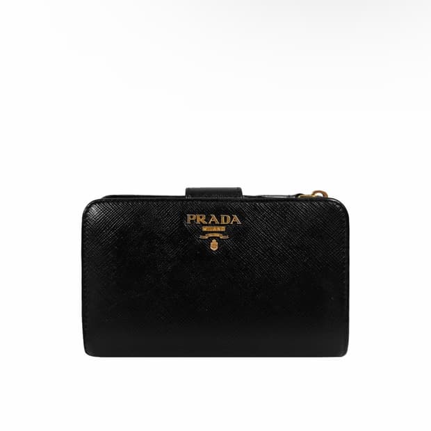 프라다 레터링 메탈 로고 컴팩트 사피아노 중지갑 블랙 금장 1ML225
