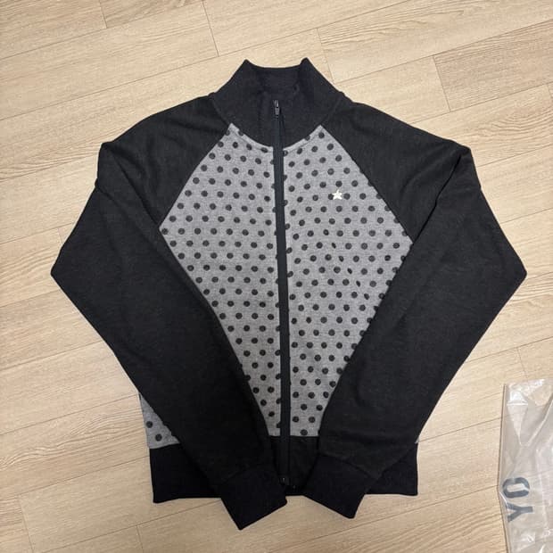 더콜디스트모먼트 TCM dot raglan zip-up (black)