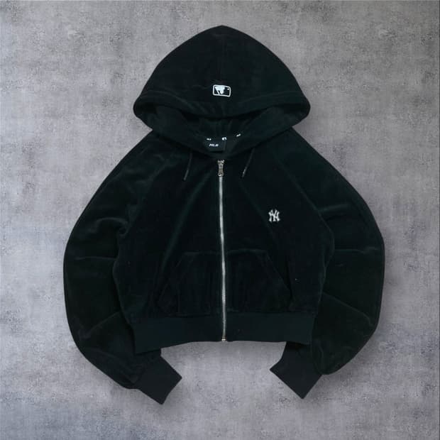 MLB 뉴욕양키스 스몰 로고 블랙 벨벳 크롭 후드 집업