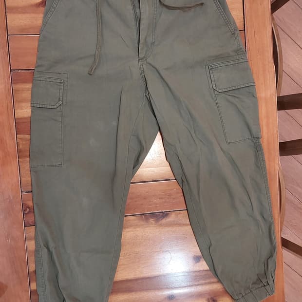 유니클로 올리브컬러 카고 조거 팬츠 S (29사이즈 전후 추천)