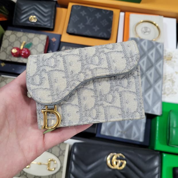 디올 오블리크 새들플랩 그레이 카드지갑