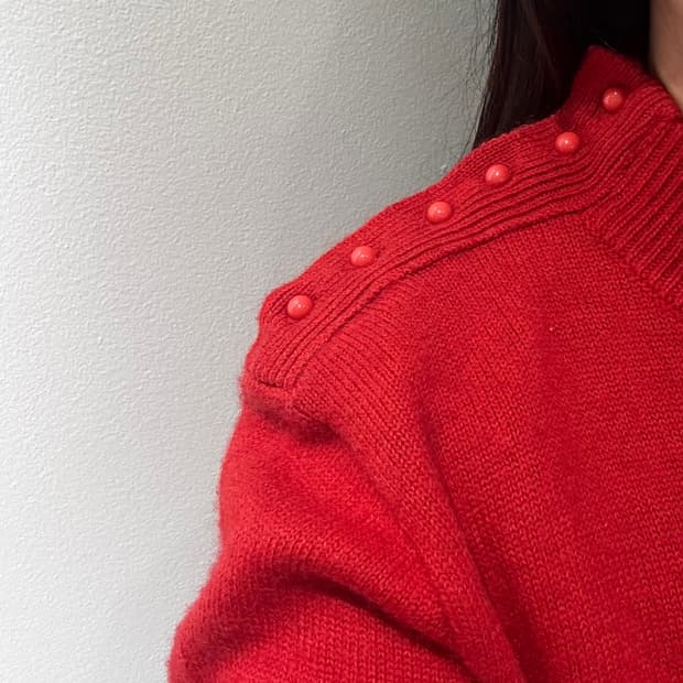 VT) Red button knit