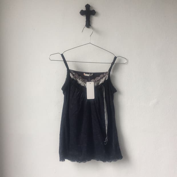 Lace point velvet sleeveless