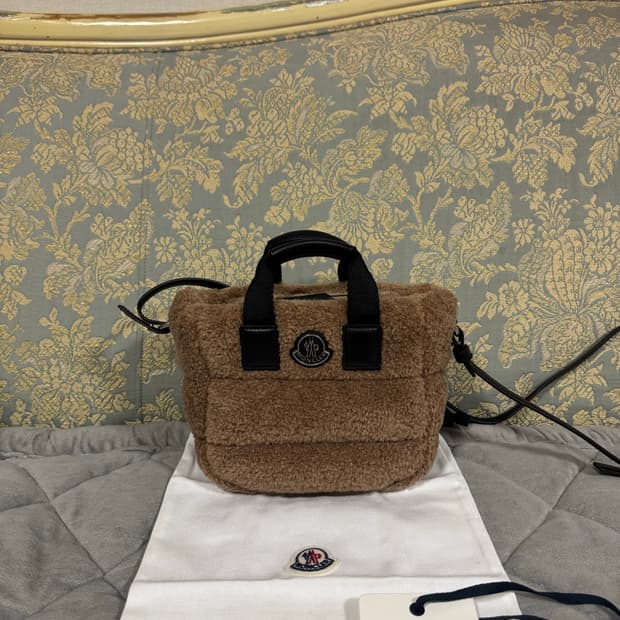 몽클레어 테디 크로스백