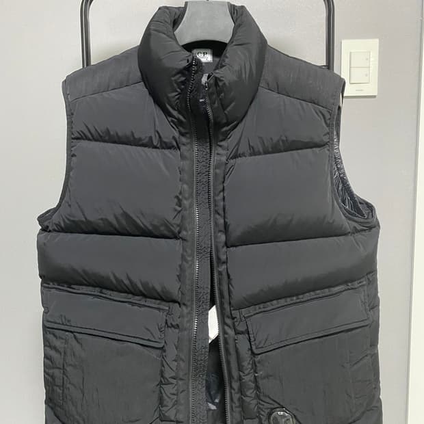 (새상품)cp컴퍼니 23fw 조끼패딩
