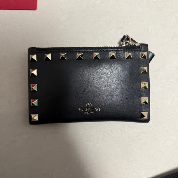 발렌티노 락스터드 블랙 반지갑