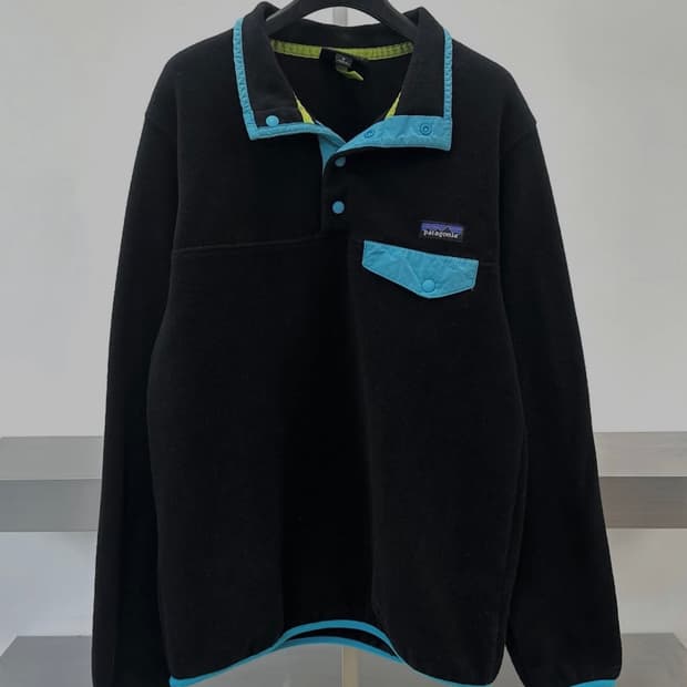 파타고니아 신칠라 스냅 플리스 블랙/스카이블루 y2k