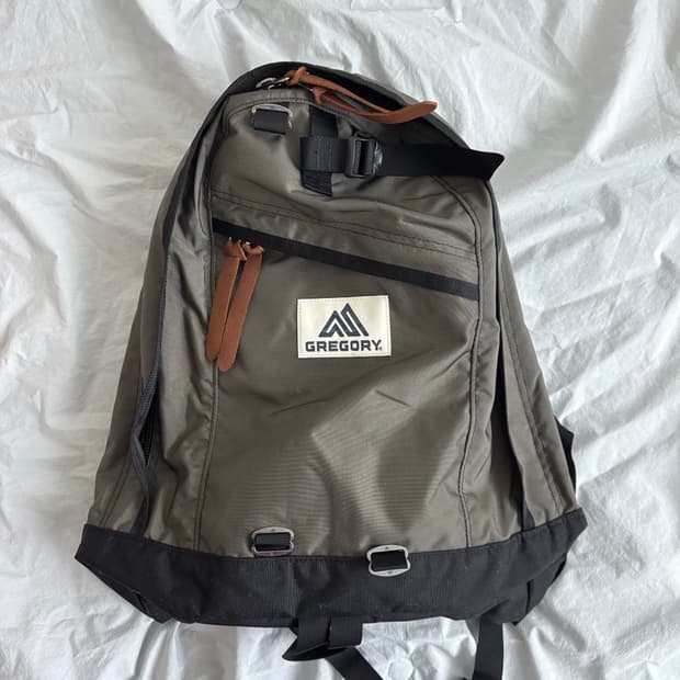 그레고리 X 디스이즈네버뎃 데이팩 올리브