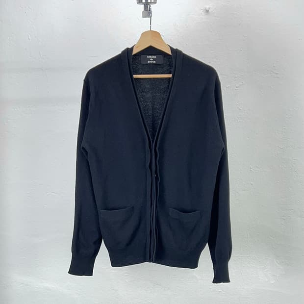 카반 드 주카 블랙 페이크 버튼 오픈 브이넥 울 가디건