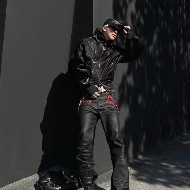 글로시 하이넥 레더 크롭 자켓